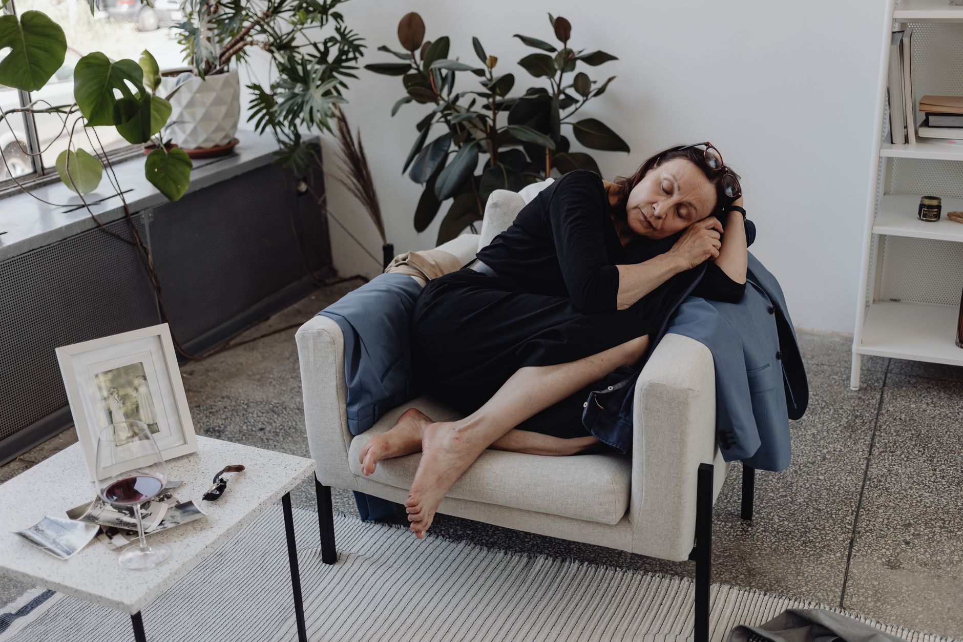 Sieste excessive chez la personne âgée : causes, risques et solutions