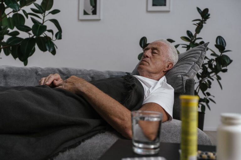 Sommeil fragmenté : causes, conséquences et traitements efficaces chez la personne âgée