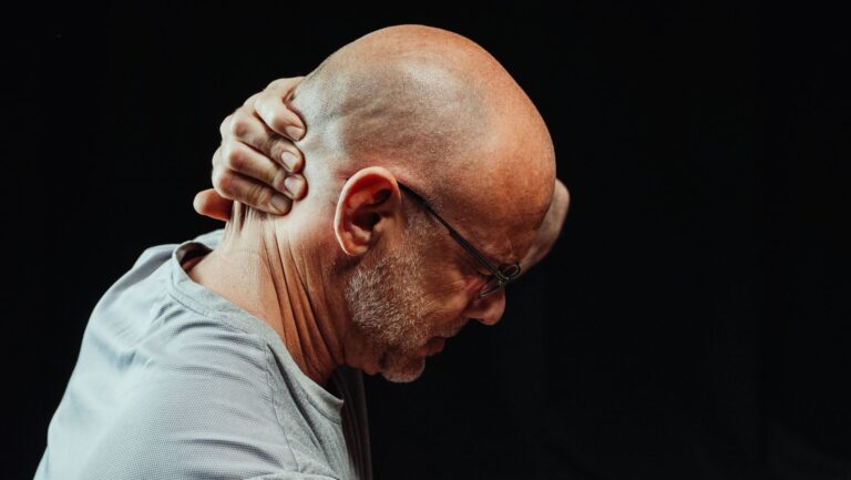Spondylose cervicale : comprendre, prévenir et traiter l&rsquo;usure du cou avec l&rsquo;âge