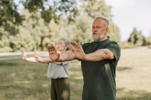 Tai chi et équilibre chez les seniors : guide complet pour prévenir les chutes