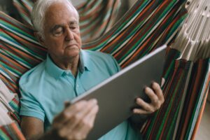Temps d'écran limité chez les personnes âgées : guide complet pour préserver santé et bien-être