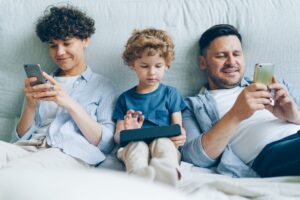 Temps d'écran limité : guide complet pour protéger votre santé et celle de vos enfants