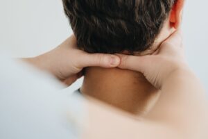 Torticolis spasmodique : causes, symptômes et traitements efficaces