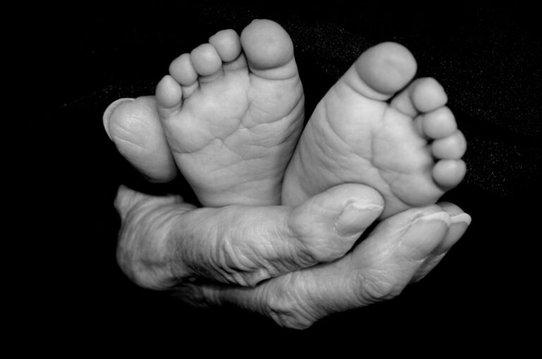 Toux chez le nourrisson et la personne âgée : causes, diagnostics et prise en charge