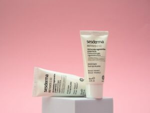 Trétinoïne (vitamine A acide) : guide complet sur ce rétinoïde avancé