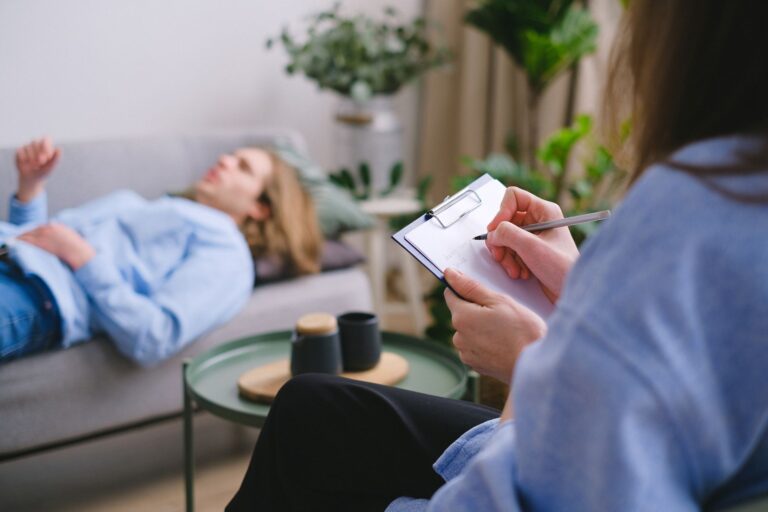 Trouble psychotique induit : comprendre le diagnostic et la prise en charge
