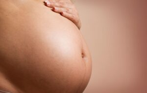 Ventre qui s'arrondit : traitement, soins et accompagnement pendant la grossesse