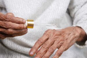 Vieillissement de la peau : complications et soins essentiels