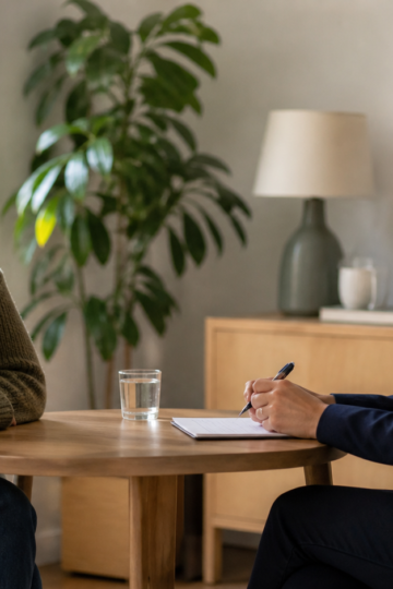 Consultation de soutien entre une patiente adulte et une professionnelle de santé
