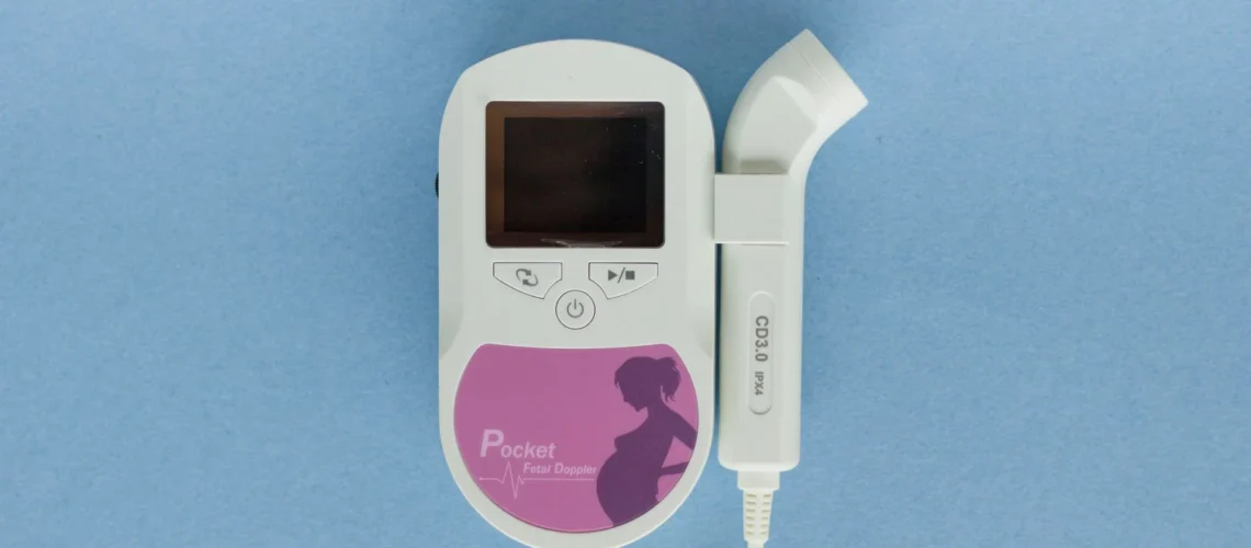Gros plan sur un moniteur Doppler fœtal portatif utilisé pour les soins prénatals.