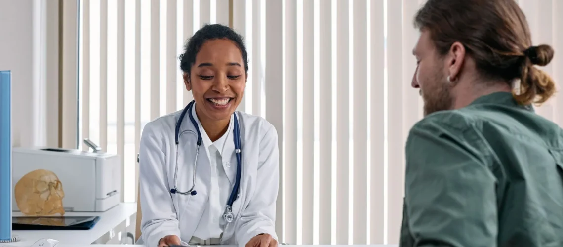 Un médecin et un patient lors d'une consultation positive dans une clinique lumineuse.