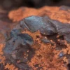 Texture détaillée d'une roche de minerai de fer au Minas Gerais, Brésil, aux tons terreux et structures minérales.