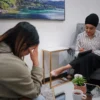 Un thérapeute et son patient lors d'une séance de conseil, axée sur le soutien en santé mentale.