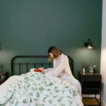 Une mère s'occupe de son enfant fiévreux dans une chambre chaleureuse et confortable