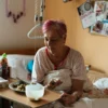 Femme âgée savourant un repas dans une maison de retraite confortable