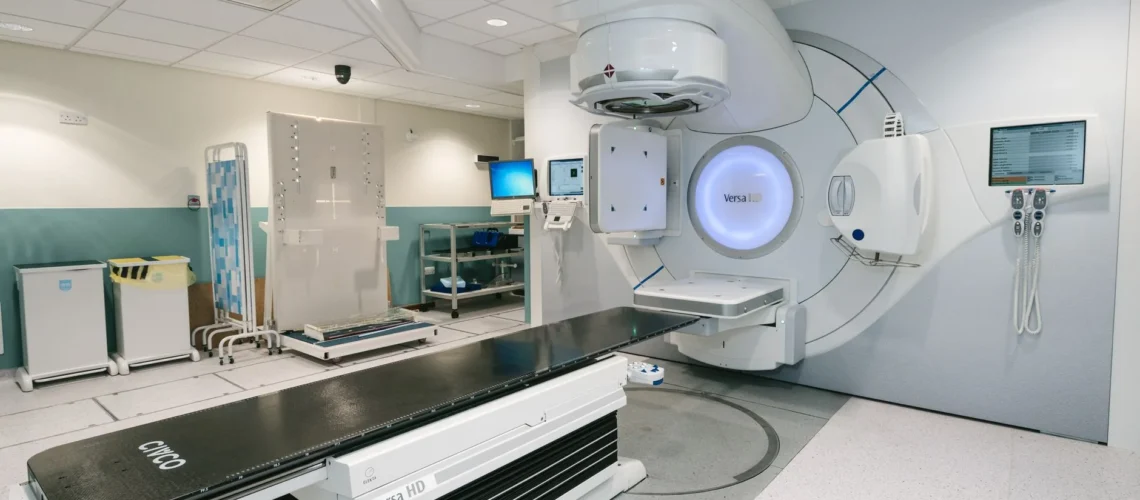 Machine de radiothérapie high-tech en milieu hospitalier pour le traitement des patients.