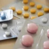 Vue rapprochée de plaquettes de médicaments colorées assorties avec divers comprimés