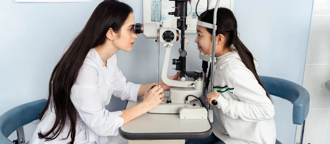 Optométriste réalisant un test de vision sur un enfant avec un équipement médical en intérieur