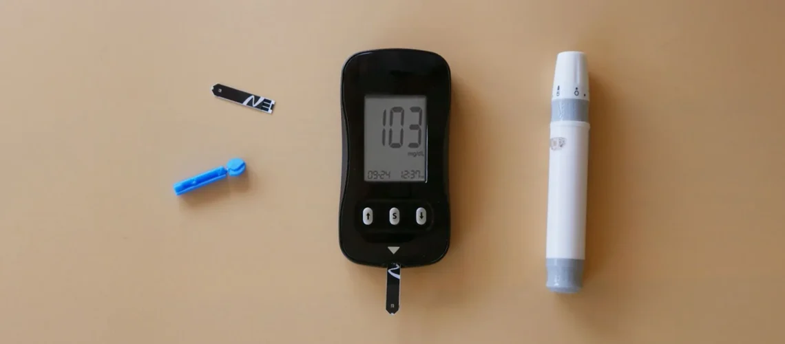 Outils médicaux pour tester la glycémie dans le cadre du diabète sur fond beige