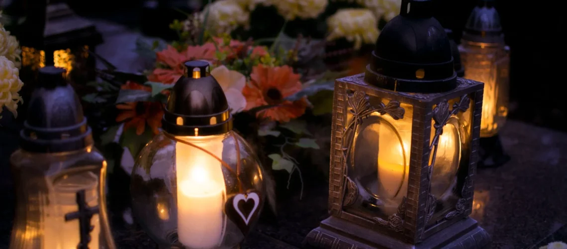 Lanternes et bougies illuminant un cimetière le jour de la Toussaint.