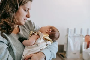 Le retour après accouchement : guide complet du post-partum