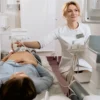 Femme enceinte passant une échographie réalisée par un professionnel de santé dans une clinique
