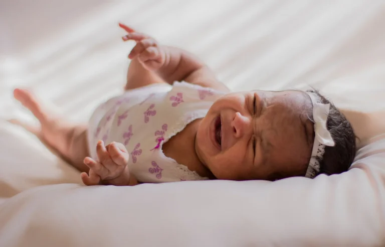 Coliques du nourrisson : soulager et accompagner bébé