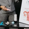 Une personne présente divers sextoys à côté d'un schéma de l'appareil reproducteur féminin, à visée éducative