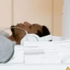Un patient est allongé dans un scanner IRM pour un examen médical en intérieur.