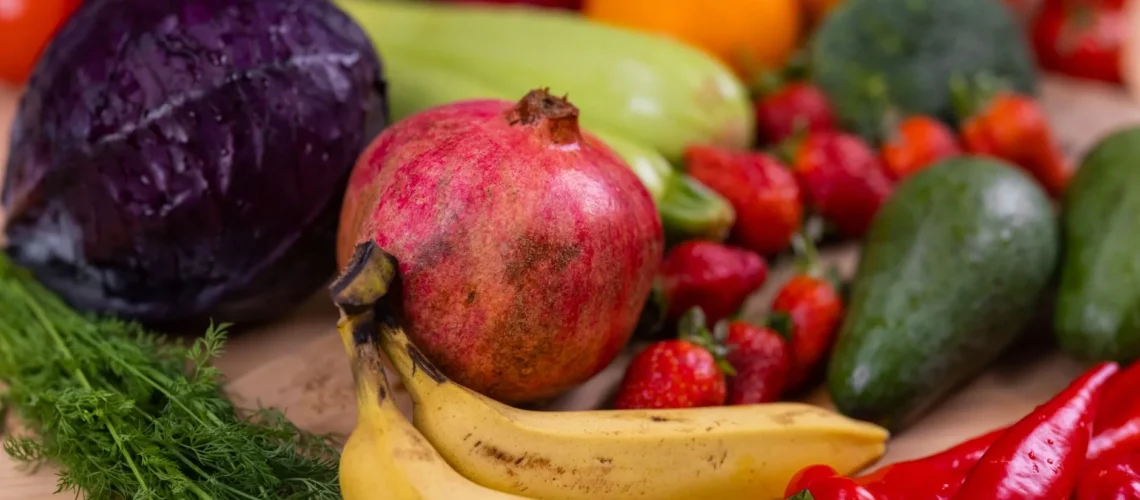 Une variété de fruits et légumes frais joliment disposés sur une table en bois, mettant en valeur une nutrition naturelle