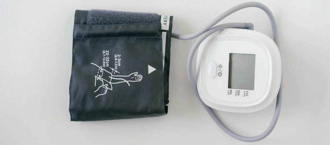Tensiomètre électronique sur fond blanc pour mesurer la pression artérielle