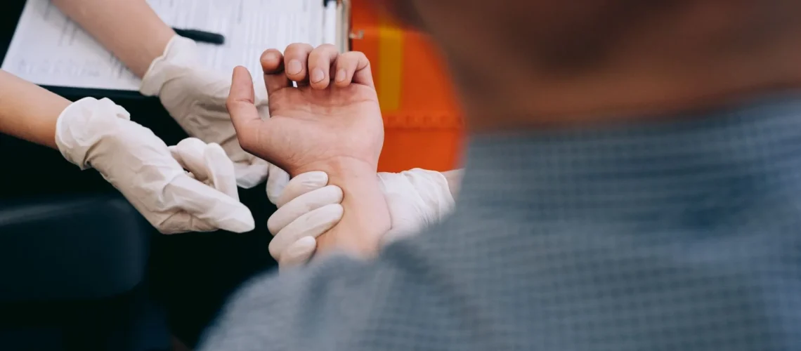 Professionnel de santé vérifiant le pouls d'un homme lors d'un examen médical.
