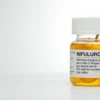 Niflurène bactéricide en gériatrie : usage, efficacité et précautions