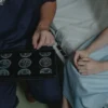 Un médecin montre et explique des images de scanner cérébral à un patient dans un cadre médical.