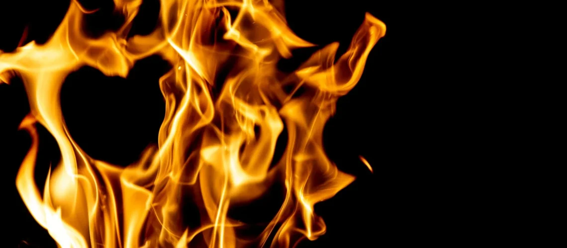 Flammes ardentes sur fond noir, illustrant la nature dynamique du feu.