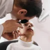 Un médecin réalise un examen oculaire sur une jeune fille en clinique, illustrant les soins pédiatriques.