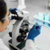 Scientifique menant des recherches en laboratoire à l'aide d'un microscope et d'une pipette