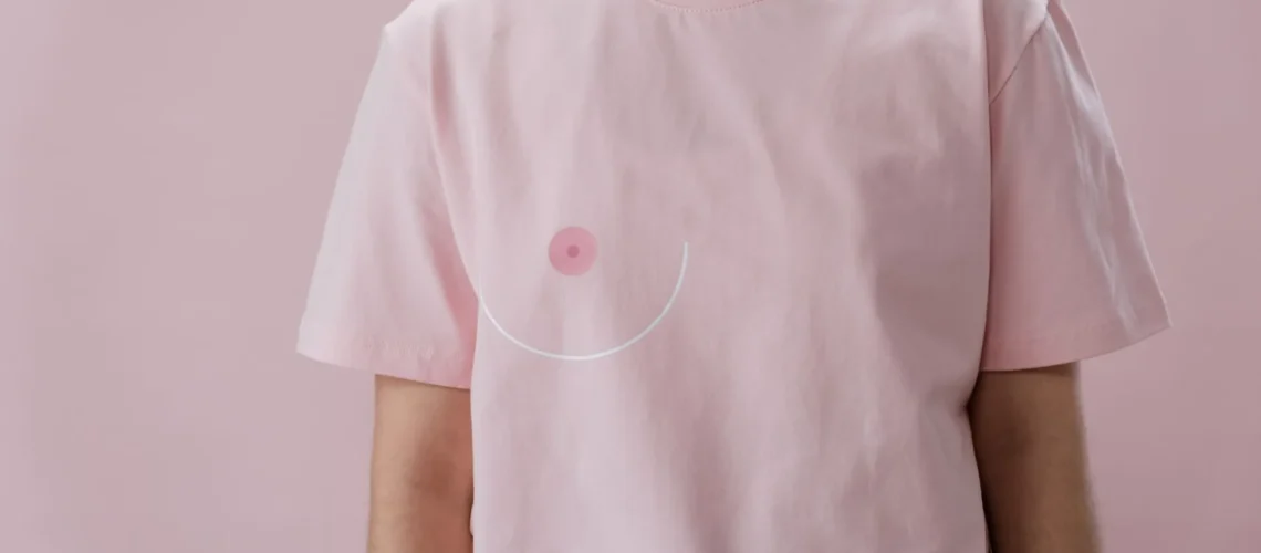 Personne portant un t-shirt rose pour promouvoir la sensibilisation au cancer du sein