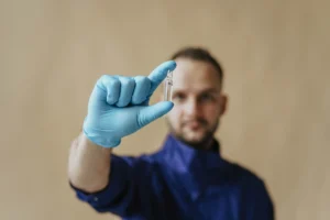 Déficit en testostérone : causes, symptômes et traitements