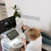 Femme enceinte recevant une échographie par un professionnel de santé en clinique