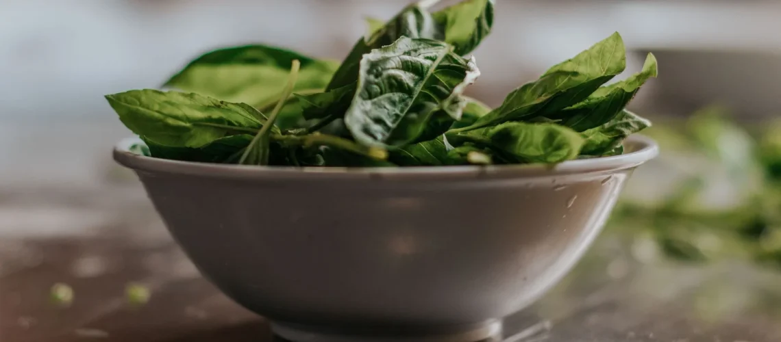 Feuilles d'épinards fraîches dans un bol en céramique, idéal pour une alimentation saine