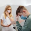 Un patient inquiet s'entretient avec un professionnel de santé dans un cabinet médical.