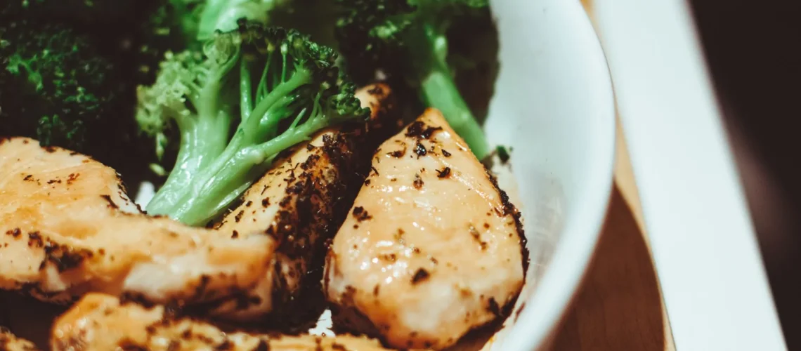 Plat maison sain à base de poulet et de brocoli, idéal pour un repas nutritif.