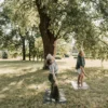 Un couple de seniors pratique le yoga en plein air, favorisant un mode de vie sain et actif.